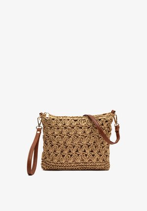 Sac bandoulière rectangulaire en paille tissée avec motif floral ajouré, bandoulière en cuir marron détachable et fermeture éclair dorée.
