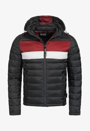 Veste rembourrée avec un corps noir, des rayures horizontales rouges et blanches sur la poitrine, une capuche réglable et des poches zippées sur les côtés.