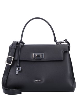 Sort læderhåndtaske med top håndtag og justerbar skulderrem, med en sølvspænde og en hængende "P"-vedhæng.