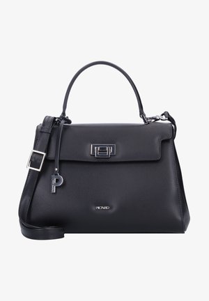 Zwarte leren handtas met handvat bovenaan en verstelbare schouderriem, voorzien van een zilveren gesp en een hangend 'P'-bedeltje.