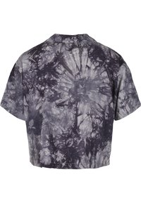 Skrócony t-shirt tie-dye w odcieniach czerni i szarości, z krótkim rękawem, ozdobiony okrągłym wzorem o różnorodnych teksturach.
