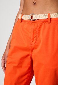 Esprit MIT GÜRTEL - Chinos - bright orange