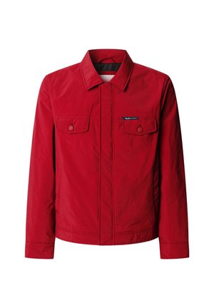 Chaqueta casual de manga larga roja con bolsillos en el pecho con solapa y botones, y un cuello, que presenta una pequeña etiqueta de marca negra en el bolsillo izquierdo.