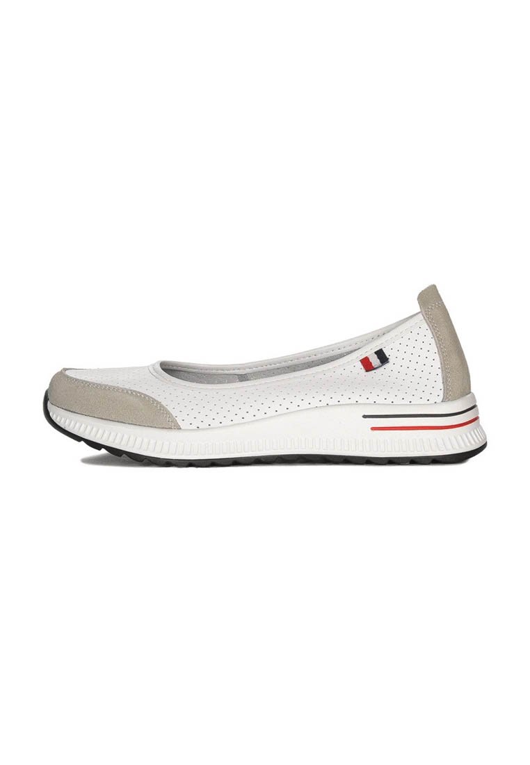 Lekkie buty wsuwane mają białą, perforowaną cholewkę z szarymi zamszowymi akcentami, wyściełaną podeszwę oraz mały detal z logo w kolorach czerwonym, białym i niebieskim.
