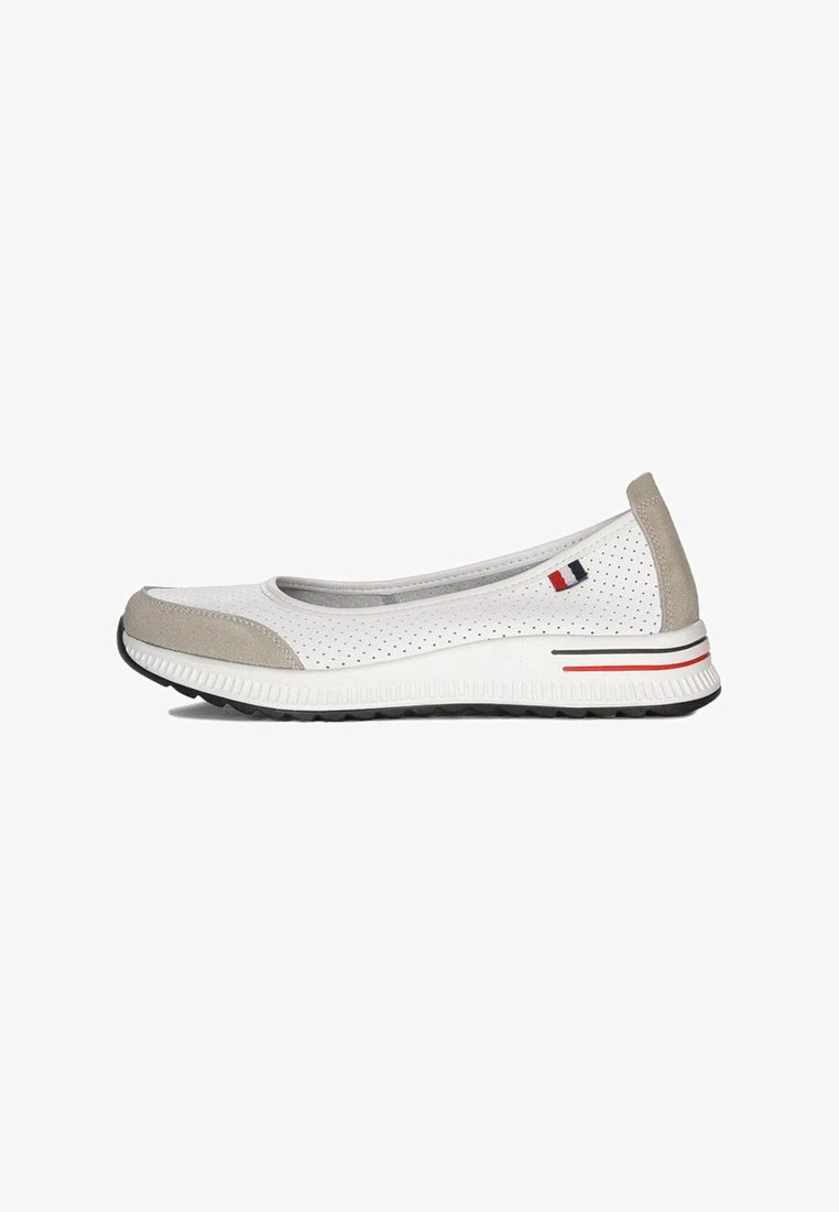 Lekkie buty wsuwane mają białą, perforowaną cholewkę z szarymi zamszowymi akcentami, wyściełaną podeszwę oraz mały detal z logo w kolorach czerwonym, białym i niebieskim.