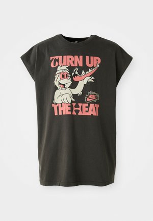 Camiseta negra de gran tamaño con mangas cortas que presenta un gráfico colorido de un personaje, el texto "AUMENTA LA TEMPERATURA" y el logo de Nike.