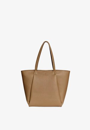 Sac fourre-tout en cuir tan avec une texture lisse, une forme effilée, deux poignées solides et un logo de la marque embossé à l'avant.