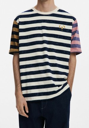 Koszulka w paski w kolorach granatu, kremowym i pastelowym; krótkie rękawy z różnymi wzorami; małe logo na lewej stronie klatki piersiowej.