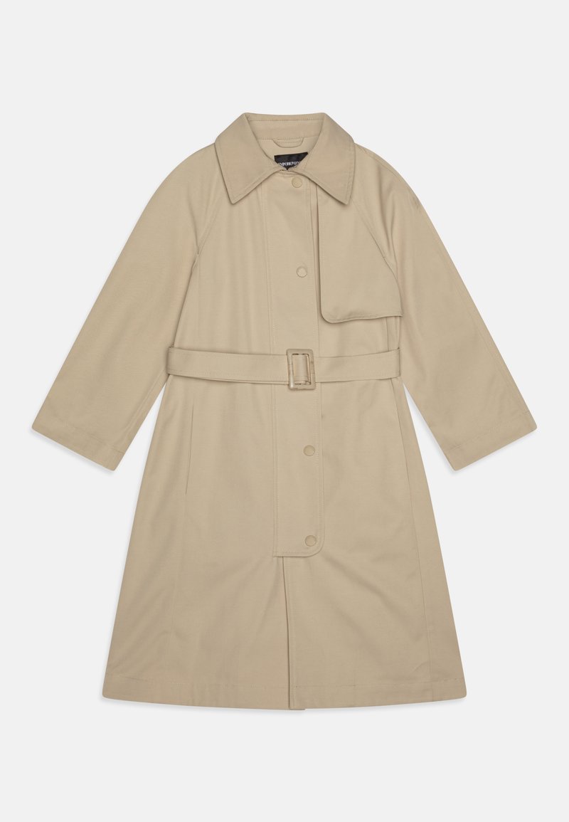 Casaquinho bege com cintura cintada, grande colarinho, mangas longas e botões de pressão. Tecido suave com silhueta reta e abertura central nas costas.