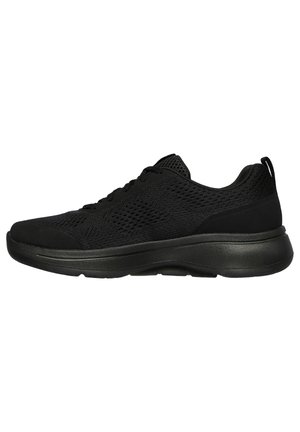 Baskets de sport noires avec partie supérieure en mesh respirant, fermeture à lacets, semelle épaisse et rembourrée, et languette au talon, vues de profil.
