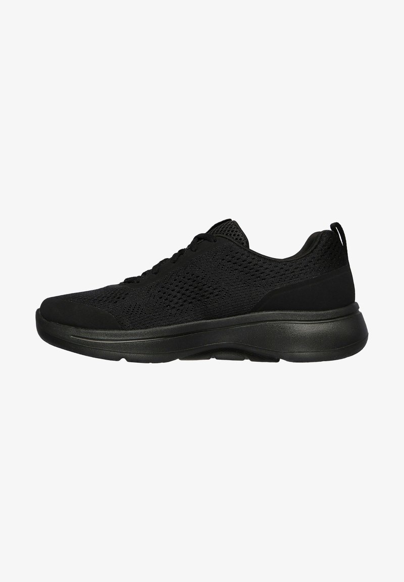 Baskets de sport noires avec partie supérieure en mesh respirant, fermeture à lacets, semelle épaisse et rembourrée, et languette au talon, vues de profil.