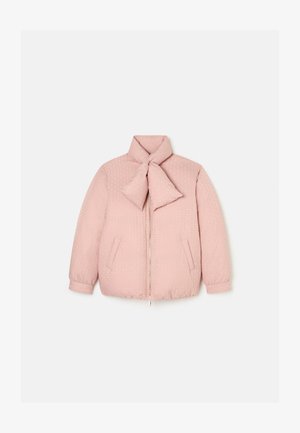 Rosa gesteppte Jacke mit Kragen und einer Halsbinde. Sie hat einen Frontreißverschluss und zwei Seitentaschen. Weicher Stoff mit einem dezenten Muster.
