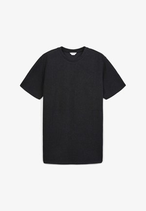 Schwarzes kurzärmliges T-Shirt aus weicher Baumwolle. Rundhalsausschnitt und lockere Passform. Geschmeidige Textur ohne sichtbare Muster oder Akzente.