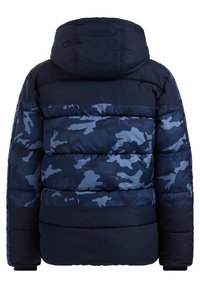 Marineblau gepolsterte Jacke mit Kapuze und einem blauen Camouflage-Muster auf dem Rücken und den Ärmeln, ausgestattet mit gerippten Bündchen.
