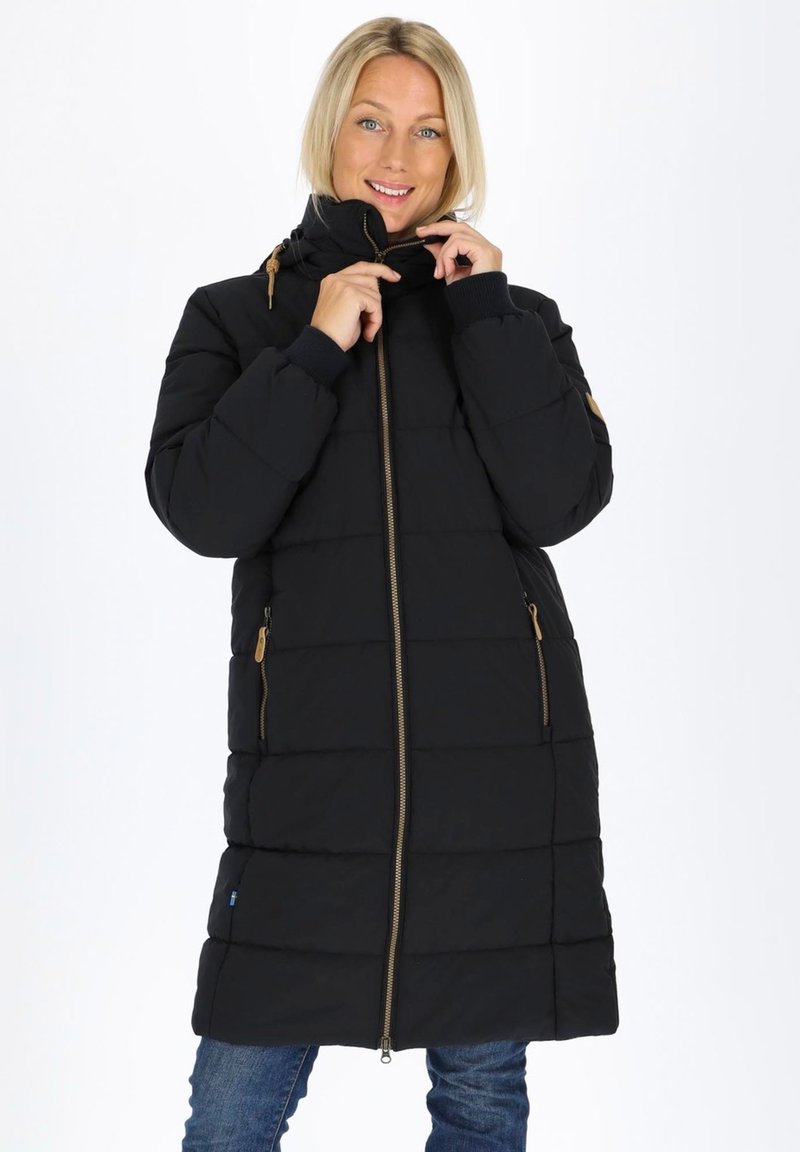 Cappotto invernale imbottito nero con colletto alto, cerniera frontale completa e tasche laterali con zip. Presenta un design trapuntato e dettagli in metallo dorato.