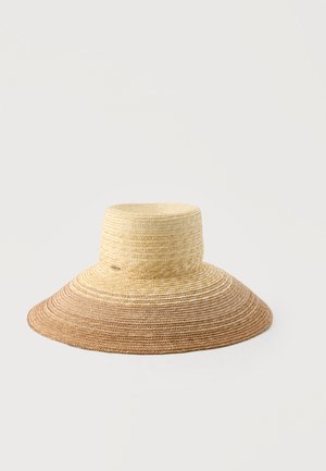 Sombrero de paja de ala ancha con una copa alta y plana, que presenta un degradado natural desde beige en la parte superior hasta marrón claro en el ala.