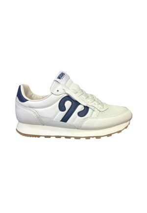 Sneaker bianco con accenti blu navy, caratterizzato da una tomaia in pelle liscia, pannelli testurizzati, suola in gomma e un design classico con lacci.