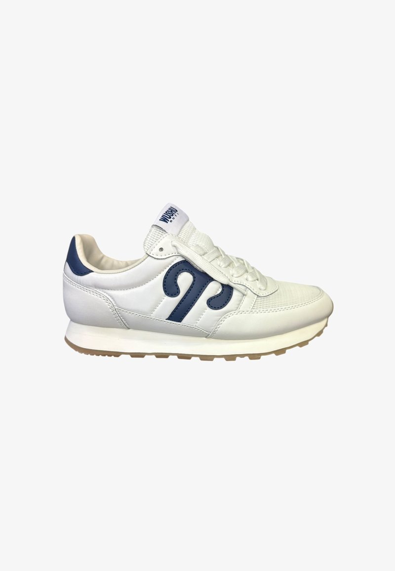 Sneaker bianco con accenti blu navy, caratterizzato da una tomaia in pelle liscia, pannelli testurizzati, suola in gomma e un design classico con lacci.