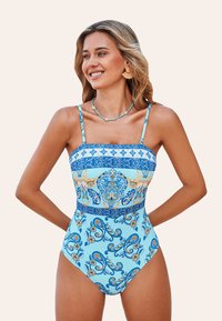 Bañador de una sola pieza con un fondo azul claro y patrones florales intrincados en azul y naranja. Tirantes finos y escote cuadrado.
