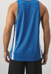 Blauw atletisch hemd met een gestructureerde mesh stof, voorzien van witte zijpanelen, een ronde halslijn en een mouwloos ontwerp.