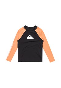 Camisa de protección de manga larga en negro con mangas naranjas. Presenta un logo blanco en el pecho y un detalle de texto en la manga izquierda. Material suave y elástico.