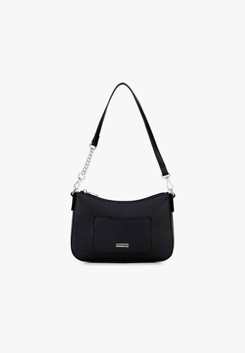 Borsa a mano in pelle nera con superficie testurizzata, forma curva, una tasca frontale e una tracolla removibile con un accento di catena argentata.