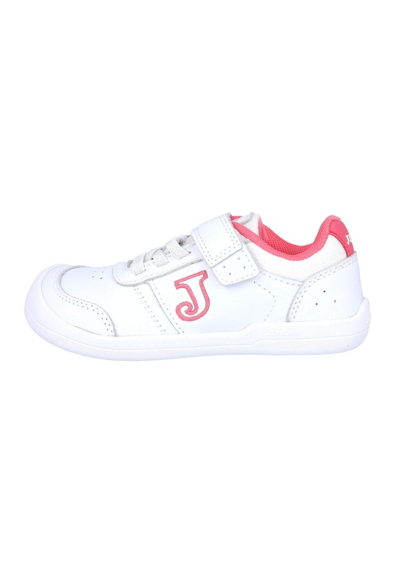 Zapatilla blanca con acentos rosas. Presenta un diseño con cordones, correa de Velcro, detalles perforados y un material sintético suave.