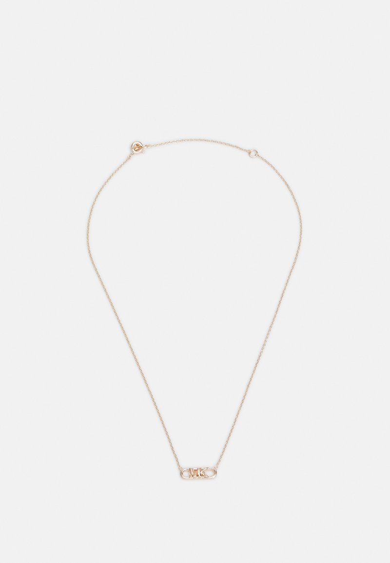 Goldfarbene Metallkette mit einer dünnen Kette und einem rechteckigen Anhänger, der die Initialen "CMK" in einem ineinandergreifenden Design zeigt.
