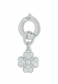 Silversmycke med design av en fyrklöver, prytt med små glittrande stenar, hängande från en cirkulär låsning.