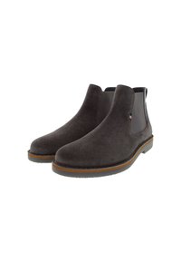 Un paio di stivali Chelsea in suede grigio scuro con pannelli elastici ai lati e suole in gomma marrone, esposti su sfondo bianco.