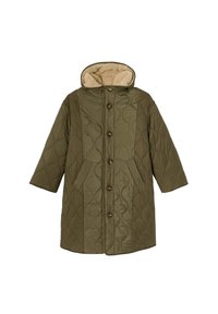 Manteau matelassé vert olive avec capuche, dotée d'une doublure beige douce, de grandes poches à rabat et de fermetures à boutons sombres.