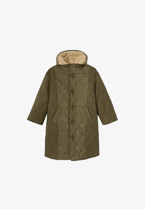 Manteau matelassé vert olive avec capuche, dotée d'une doublure beige douce, de grandes poches à rabat et de fermetures à boutons sombres.