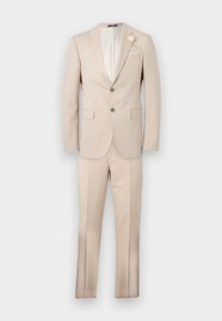 Costume pour homme beige à deux boutons avec revers cranté, poches à rabat, pochette blanche et épingle florale sur le revers, présenté sur un fond blanc.