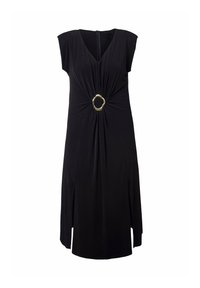 Sort midikjole uden ærmer med V-hals, rynket stof ved taljen og guldfarvet cirkulært spænde midt foran.