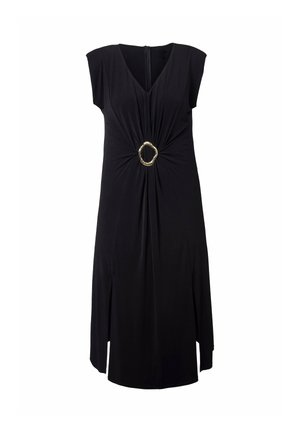 Musta hihaton midimekko V-pääntiellä, vyötäröllä kerätty kangas ja kultasävyinen pyöreä solki etukeskellä.