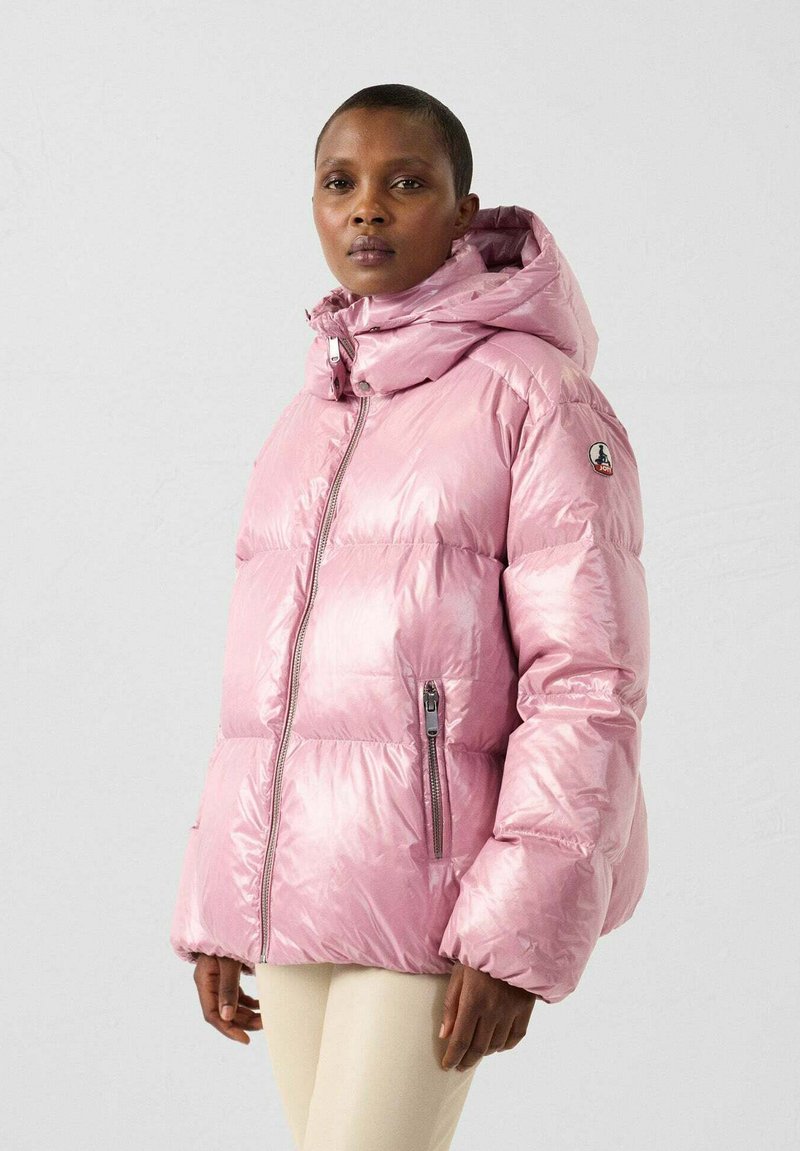 Roze pufferjack met een glanzende afwerking, een rits aan de voorkant en een capuchon. Voorzien van zijzakken en elastische manchetten voor een goede pasvorm.