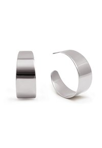Pendientes de aro de plata con una superficie lisa y pulida. Diseño circular y abierto que presenta una banda ligeramente gruesa y una estética moderna y elegante.