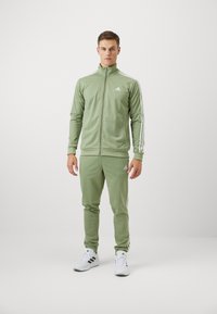 adidas Sportswear WEAR BASIC SET - Trenirka - tent green/off white