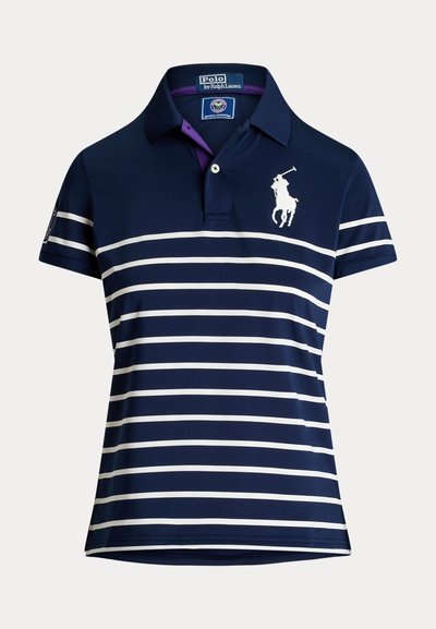 Polo blu navy con righe orizzontali bianche, maniche corte, collo con bottoni e logo del giocatore di polo bianco sul petto.