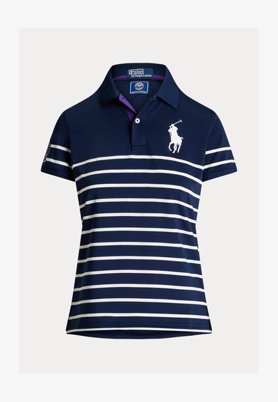 Polo blu navy con righe orizzontali bianche, maniche corte, collo con bottoni e logo del giocatore di polo bianco sul petto.