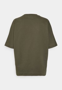 T-shirt in cotone verde oliva con collo rotondo, maniche corte e vestibilità rilassata. Texture liscia e cuciture pulite all'orlo e alle maniche.