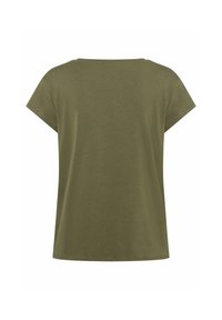 Camiseta de manga corta verde oliva, cuello redondo, tela de algodón suave, corte relajado, textura suave, sin acentos o patrones notables.