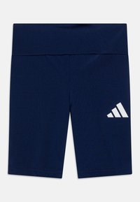 Námornícke modré športové šortky s hladkou textúrou, ktoré majú hrubý pás a biele logo Adidas na dolnej ľavej strane.