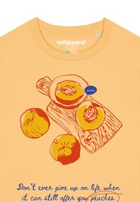 Gele T-shirt met perzikillustraties in oranje en geel, voorzien van een blauwe "peaches" label en een motiverende slogan in blauwe tekst.