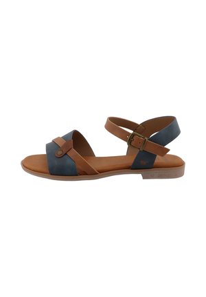 Braune und blaue Ledersandale mit gekreuzten Riemen, verstellbarer Schnalle am Knöchel, flacher Sohle und minimaler Polsterung. Detail aus strukturiertem Material.