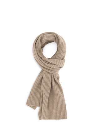 Bufanda de punto acanalada beige doblada y anudada sobre un fondo blanco.