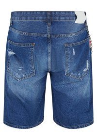 Denim shorts met een lichtblauwe wassing, voorzien van verweringdetails en twee achterzakken. Inclusief een kettingaccent dat aan de tailleband is bevestigd.