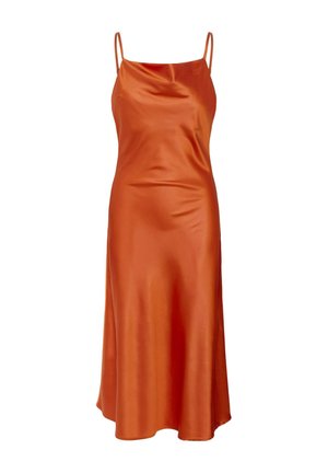 Satinorange slipkjole med tynde stropper, glat tekstur, knælang og en enkel, elegant silhuet. Ingen synlige mønstre eller accenter.