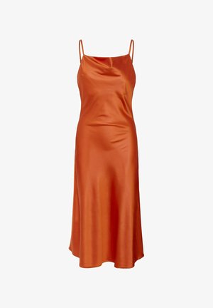 Satinorange slipkjole med tynde stropper, glat tekstur, knælang og en enkel, elegant silhuet. Ingen synlige mønstre eller accenter.