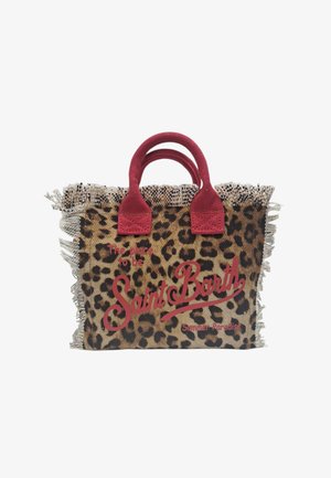 Sac fourre-tout imprimé léopard avec anses rouges et bords à franges, avec un texte rouge « The place to be Saint Barth Summer Paradise » sur le devant.